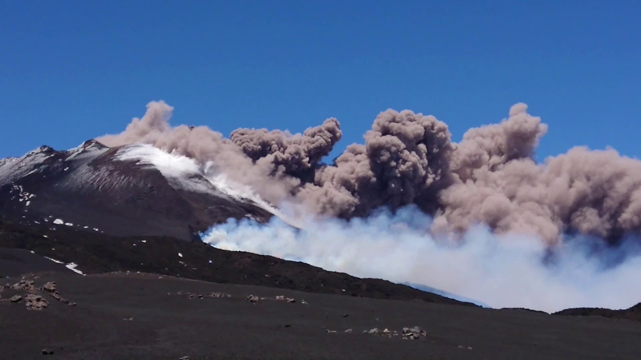 Ätna spuckt wieder Asche und Lava