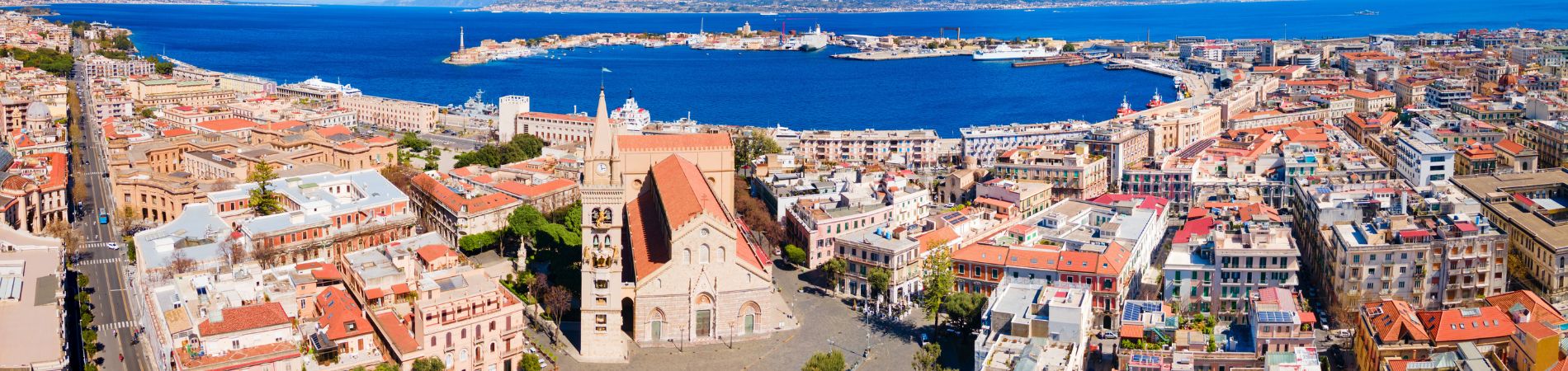 Messina – Hafen und Meerenge mit Blick zum Festland