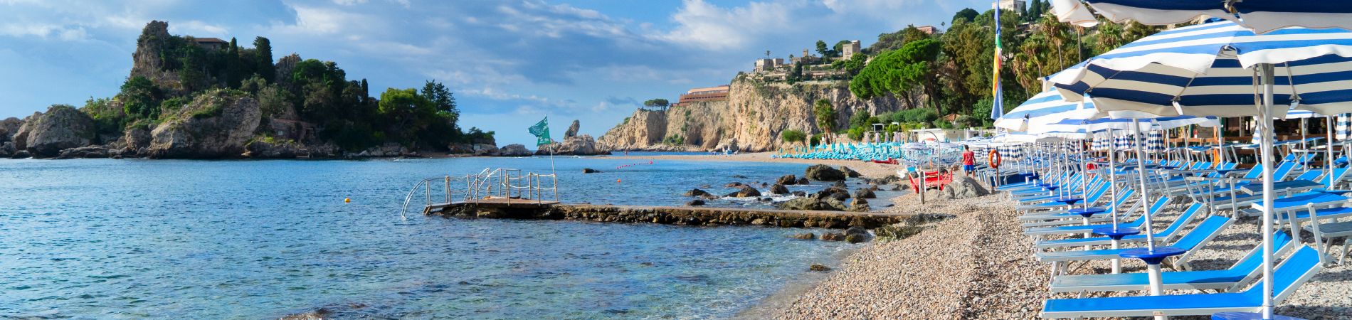 Taormina mit antikem Theater, Küste und Blick auf den Ätna