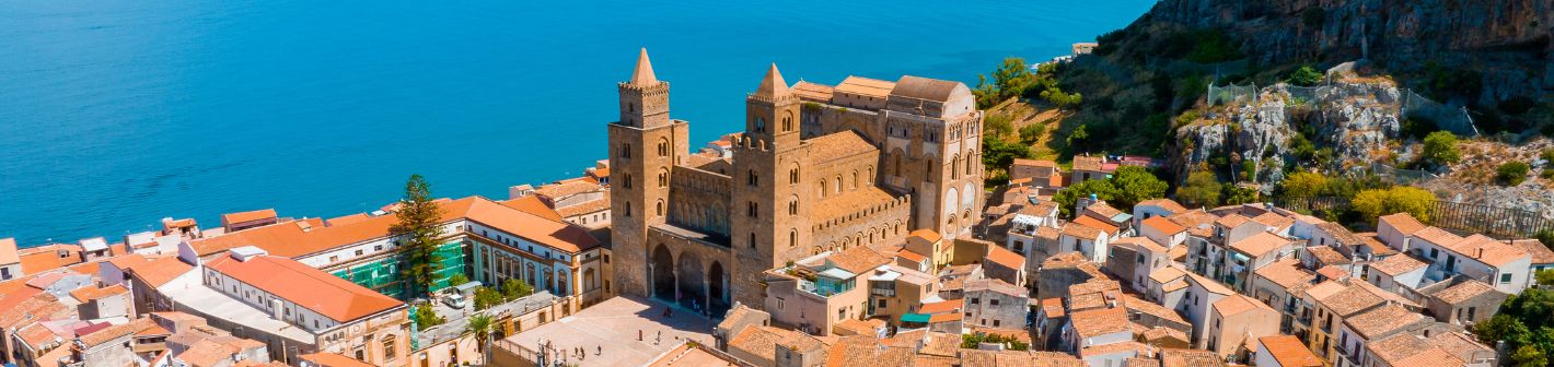 Cefalù: Altstadt mit normannischem Dom unterhalb des Felsens La Rocca an der Nordküste Siziliens