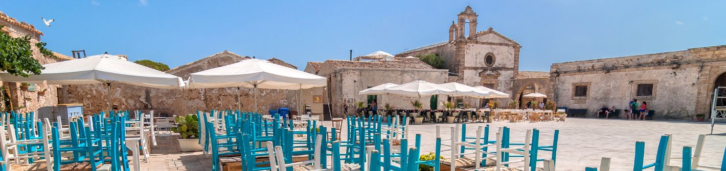 Marzamemi: Piazza Regina Margherita und alte Tonnara im Fischerort an der Südostküste Siziliens
