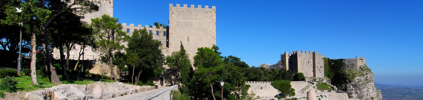 Erice: mittelalterliches Bergstädtchen über Trapani mit Blick auf die Küste