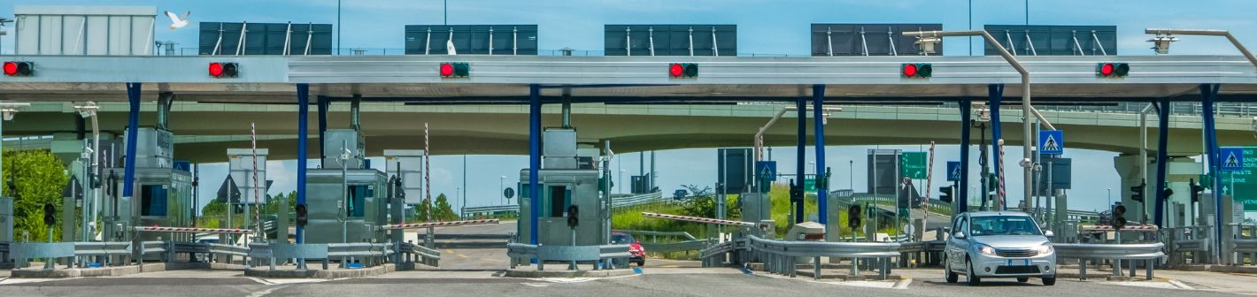 Mautstation auf einer Autobahn auf Sizilien