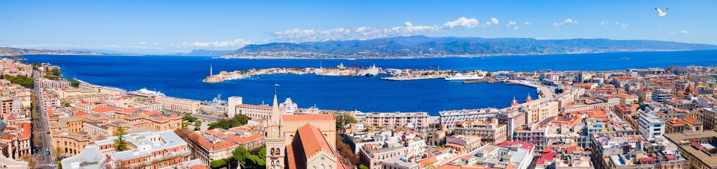 Messina: Hafenstadt an der Straße von Messina mit Dom und Blick auf Kalabrien