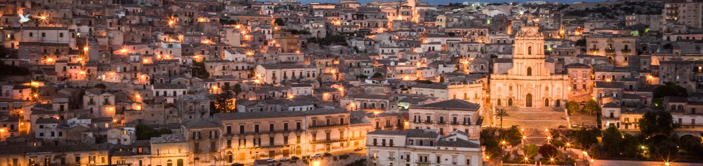 Modica: barocke Stadt in der Schlucht mit Treppen und Kirchen