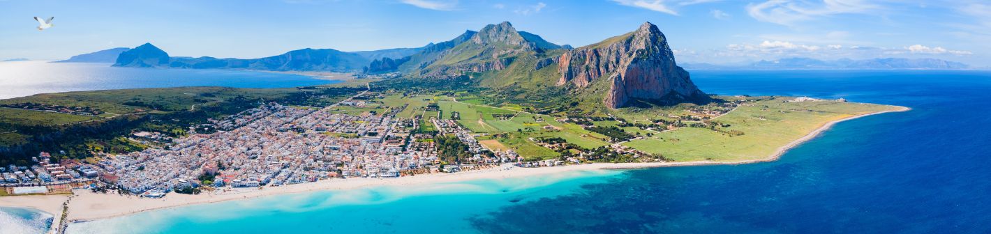San Vito Lo Capo: heller Sandstrand vor dem Monte Monaco im Nordwesten Siziliens