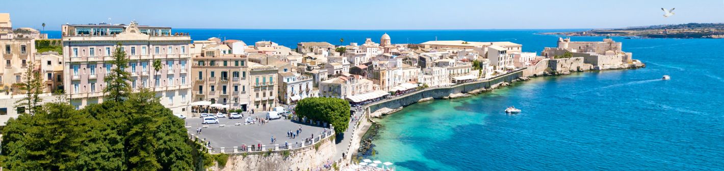 Syrakus: Altstadtinsel Ortigia mit Dom, Hafen und Meer an der Südostküste Siziliens