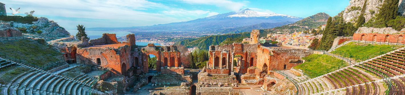 Taormina: Bergstädtchen über der Küste mit antikem Theater und Blick auf den Ätna