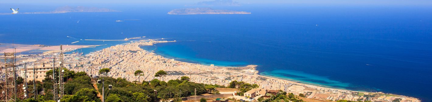 Trapani: Altstadt und Hafen an der Westspitze Siziliens mit Salinen und Meer